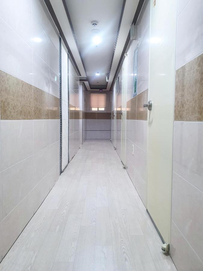 Hub House Livingtel Hostel Сеул Екстериор снимка